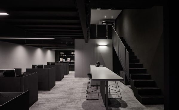 創(chuàng)意辦公室設計裝修中的黑色風格