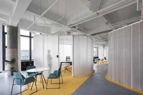 現代風格辦公室設計打造的動態開放空間